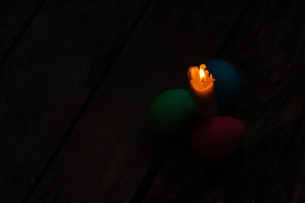 Jantar Páscoa Ovos Galinha Coloridos Chama Vela Uma Mesa Madeira — Fotografia de Stock