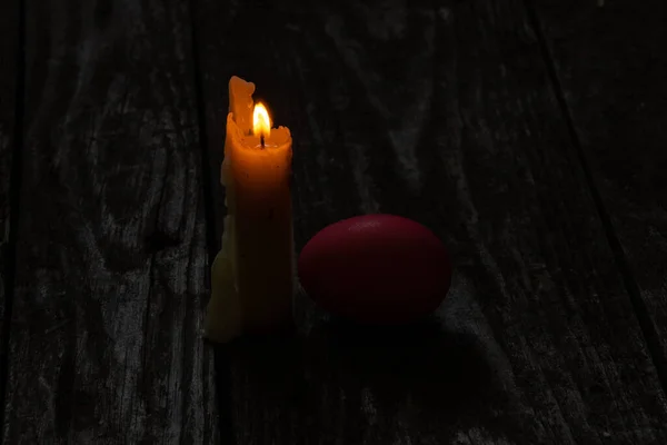 Velikonoční Večeře Barevná Kuřecí Vejce Plamen Svíčky Starém Dřevěném Stole — Stock fotografie