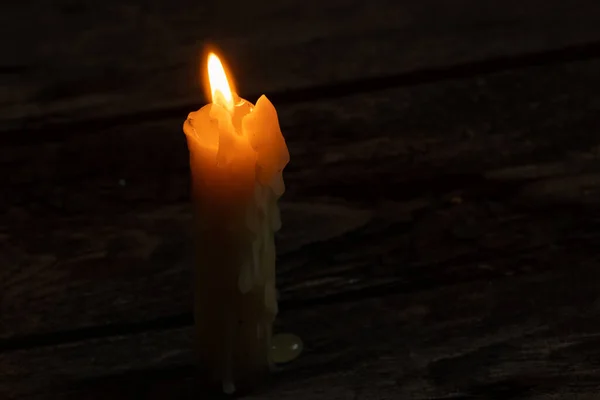 木地板上一支蜡烛的特写 — 图库照片