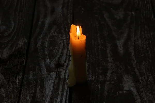 나무로 바닥에 촛불을 — 스톡 사진