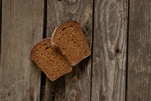 Eski Bir Tahta Üzerinde Bir Parça Siyah Ekmek — Stok fotoğraf