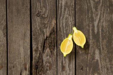 Dilimlenmiş limon tahtanın üzerinde yatıyor.