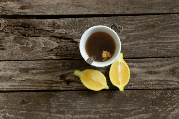 Tazza Caldo Bancarella Limone Affettata Tavolo Legno — Foto Stock