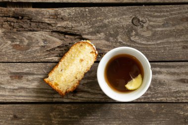 Paskalya pastası, tahta bir tahtada ve Paskalya gününde çay ile kesilmiş.