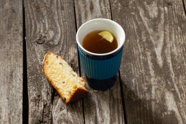 Paskalya pastası, tahta bir tahtada ve Paskalya gününde çay ile kesilmiş.