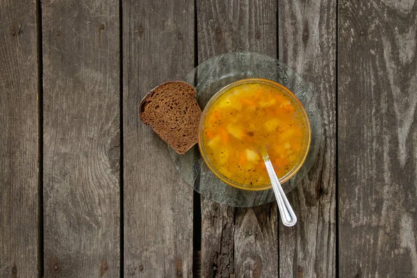 Zuppa Piselli Una Fetta Pane Integrale Tavolo Legno — Foto Stock