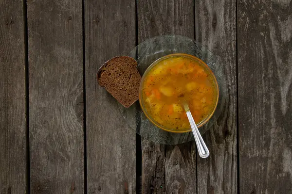 Zuppa Piselli Una Fetta Pane Integrale Tavolo Legno — Foto Stock