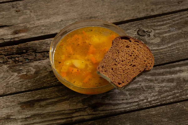 Zuppa Piselli Una Fetta Pane Integrale Tavolo Legno — Foto Stock