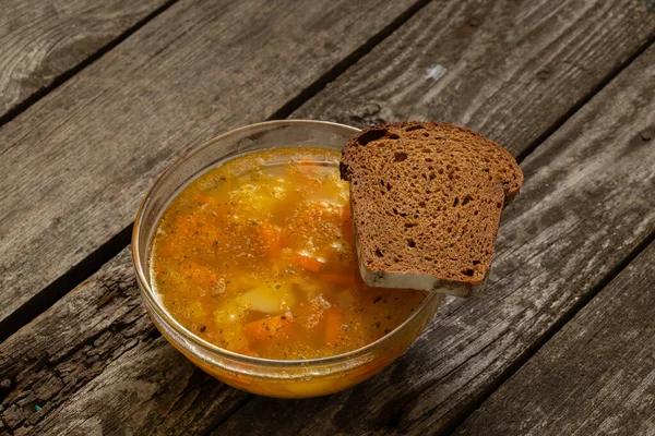 Sopa Ervilha Uma Fatia Pão Marrom Uma Mesa Madeira — Fotografia de Stock