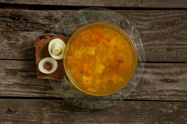 Sopa Ervilha Uma Fatia Pão Marrom Com Cebolas Uma Mesa — Fotografia de Stock