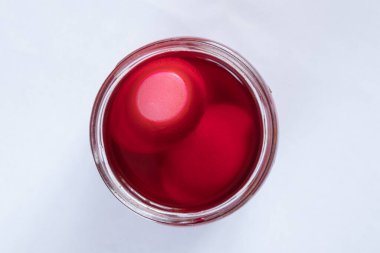 Kırmızı boya ve yumurta dolu kavanoz, Paskalya renklerine hazırlık.