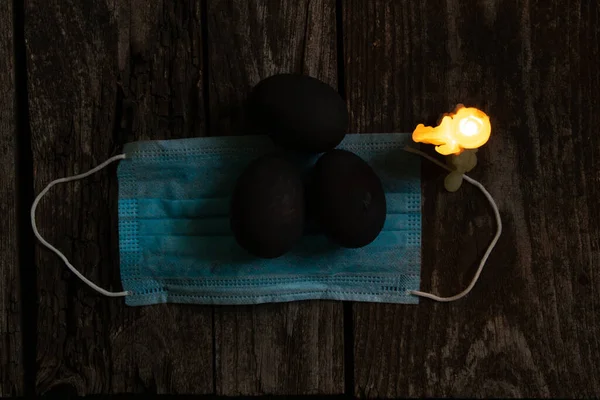 Máscara Médica Velas Coloridas Chama Ovo Preto Dia Páscoa Uma — Fotografia de Stock