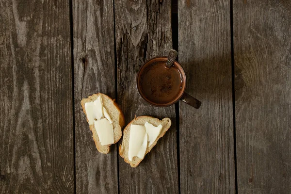 Hete Zwarte Koffie Wit Brood Boter Een Houten Tafel — Stockfoto
