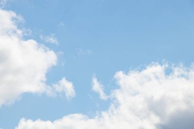 Güneşli bir günde arka plan olarak bulutlu bir gökyüzü