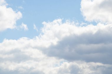 Güneşli bir günde arka plan olarak bulutlu bir gökyüzü