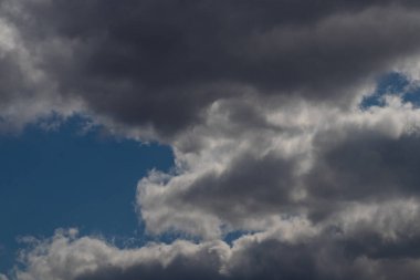 Güneşli bir günde arka plan olarak bulutlu bir gökyüzü