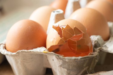Masadaki kutuda kırılmış çiğ yumurta.