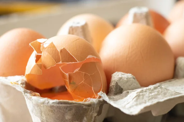 Oeuf Cru Cassé Dans Carton Sur Table — Photo