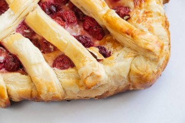 İzole bir zeminde ev yapımı vişneli turta.