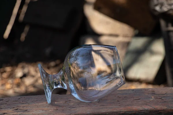 Ein Leerer Transparenter Glasbecher Steht Auf Dem Boden — Stockfoto