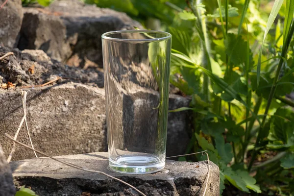 Uma Taça Vidro Transparente Vazia Fica Chão — Fotografia de Stock