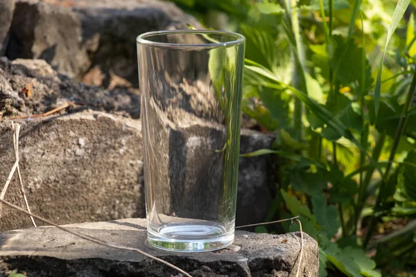 Uma Taça Vidro Transparente Vazia Fica Chão — Fotografia de Stock