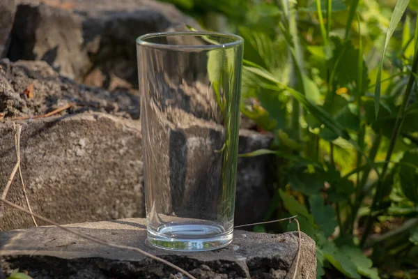 Ein Leerer Transparenter Glasbecher Steht Auf Dem Boden — Stockfoto