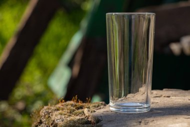 boş bir şeffaf bardak yerde duruyor.