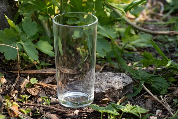 Uma Taça Vidro Transparente Vazia Fica Chão — Fotografia de Stock