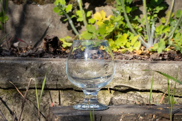 Uma Taça Vidro Transparente Vazia Fica Chão — Fotografia de Stock