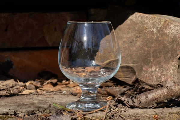 Una Copa Vidrio Transparente Vacía Está Suelo — Foto de Stock