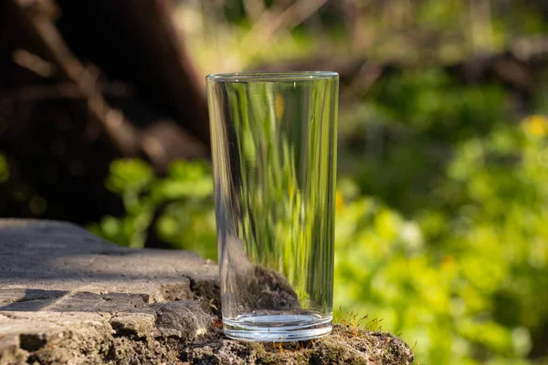 Uma Taça Vidro Transparente Vazia Fica Chão — Fotografia de Stock