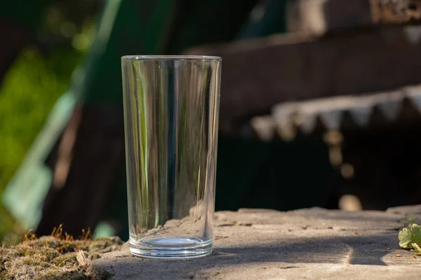 Uma Taça Vidro Transparente Vazia Fica Chão — Fotografia de Stock