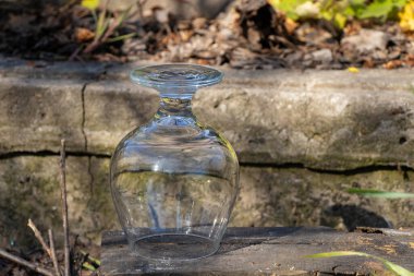 boş bir şeffaf bardak yerde duruyor.