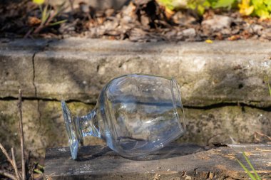 boş bir şeffaf bardak yerde duruyor.