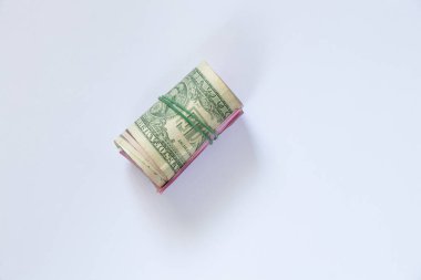 İzole edilmiş bir arkaplanda dolar rulosu