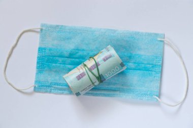 Nakit dolar, hryvnias ve tıbbi maske.