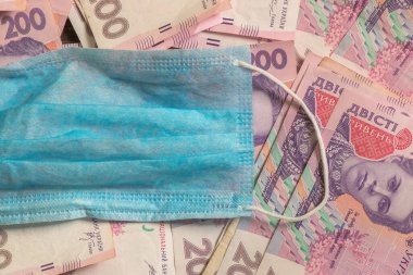 Nakit dolar, hryvnias ve tıbbi maske.
