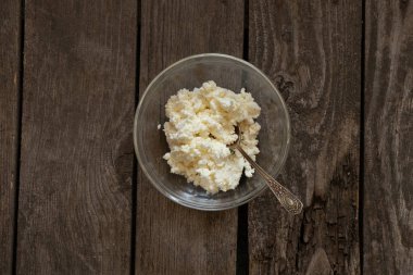 Ahşap bir masada cam şeffaf bir tabakta süzme peynir.