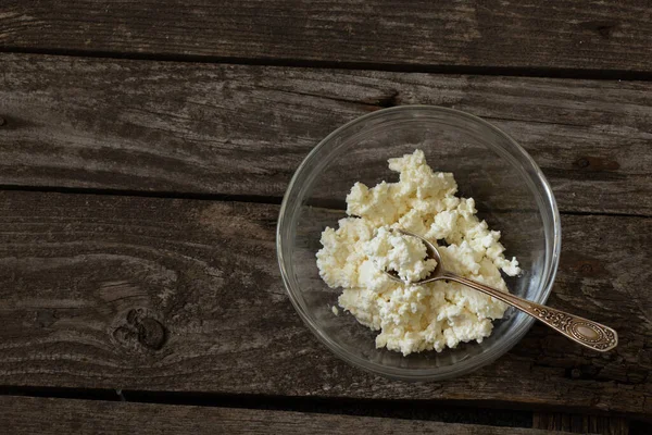 Queso Cottage Plato Transparente Vidrio Sobre Una Mesa Madera — Foto de Stock