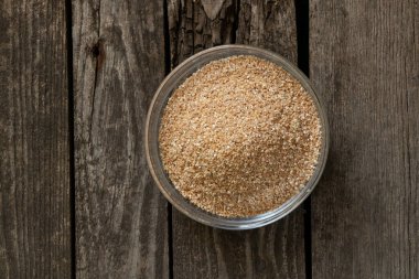 Çiğ buğday bir tabakta inliyor. Bir masada duruyor.