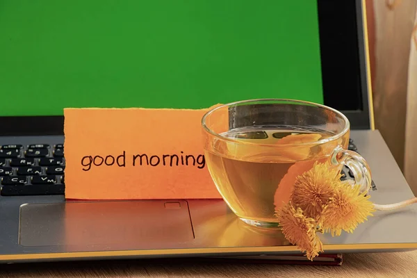 英语单词笔记本电脑早上好 在家里喝茶 — 图库照片