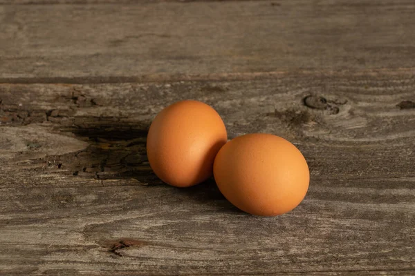 Κίτρινα Αυγά Κοτόπουλου Ξύλινο Τραπέζι — Φωτογραφία Αρχείου