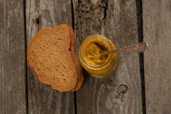 Molho Mostarda Frasco Vidro Lado Pedaço Pão — Fotografia de Stock