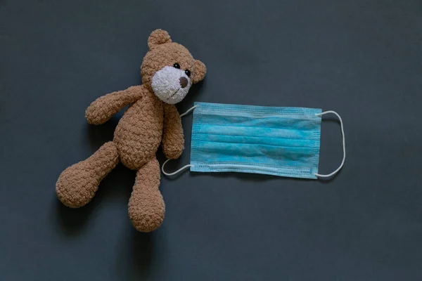 Baby Bruine Teddybeer Medisch Masker Tijdens Een Pandemie — Stockfoto