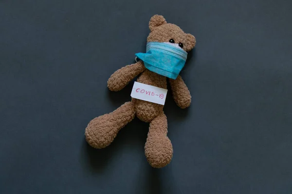 Dziecko Brązowy Miś Maska Medyczna Podczas Pandemii — Zdjęcie stockowe