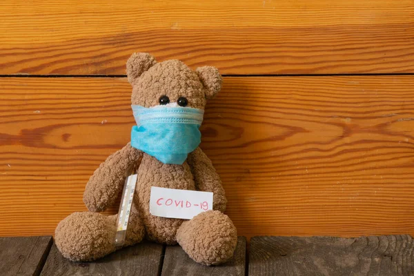 Baby Bruine Teddybeer Met Een Thermometer Een Medisch Masker Tijdens — Stockfoto