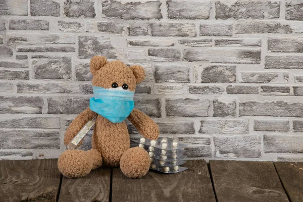 Ours Peluche Brun Pour Enfants Avec Thermomètre Masque Médical Pendant — Photo