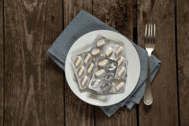 Öğle yemeği için tabakta beyaz haplar.