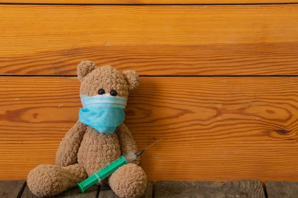 Baby Bruine Teddybeer Met Een Spuit Een Medisch Masker Tijdens — Stockfoto